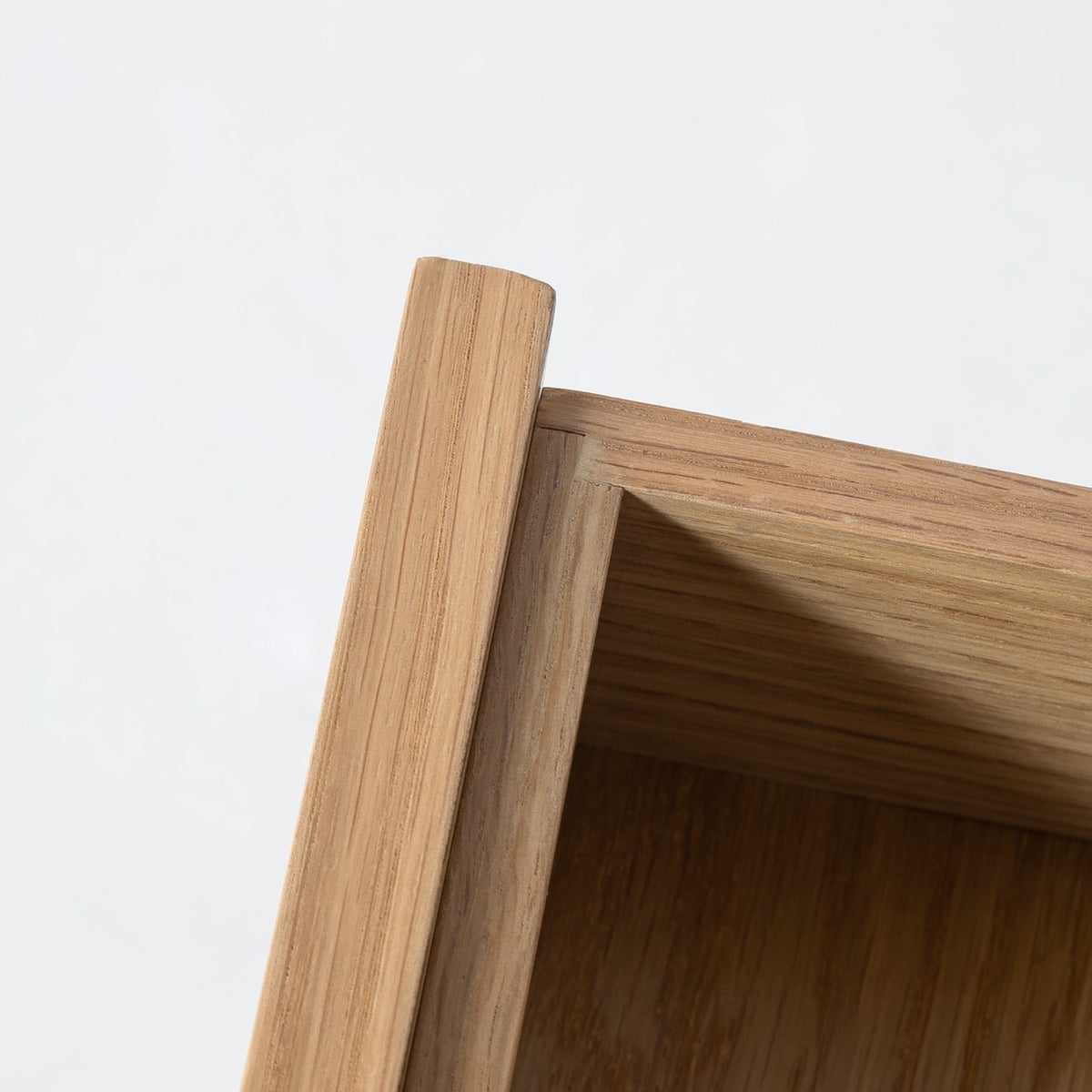 oak-grain-edge.jpg Detailed close-up view of the natural oak wood grain and smooth finished edges of the Sutton table.