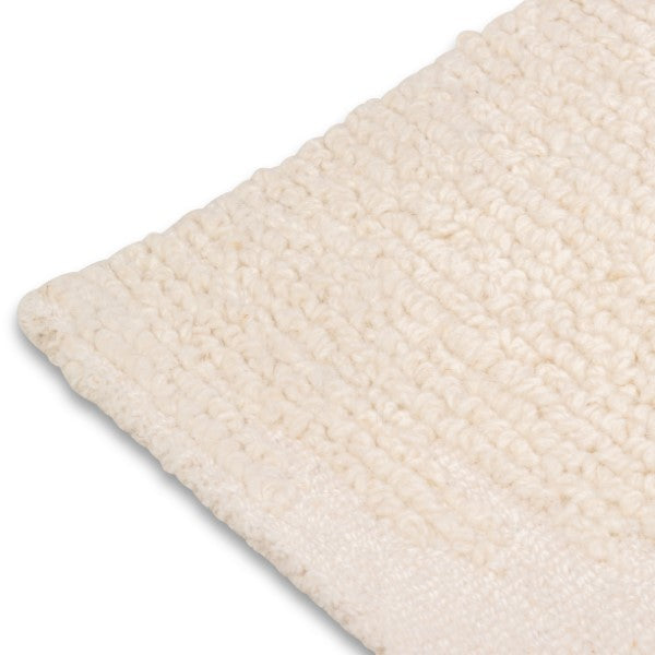 Close-up corner detail of the Vinne wool rug showing the neat edge binding and plush hand-tufted pile texture